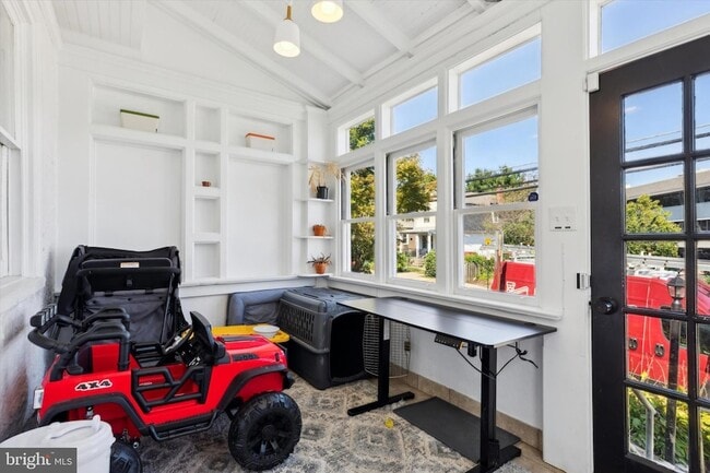 Building Photo - 322 Woodbine Ave