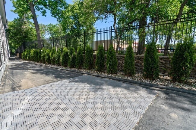 Building Photo - 425 Lagrange St