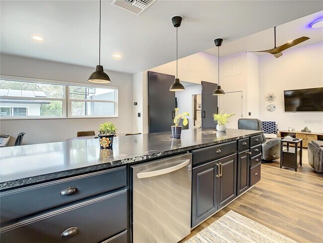 Building Photo - 1851 Royal Oak Pl E