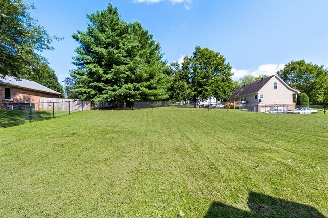 Building Photo - 737 W Creek Dr