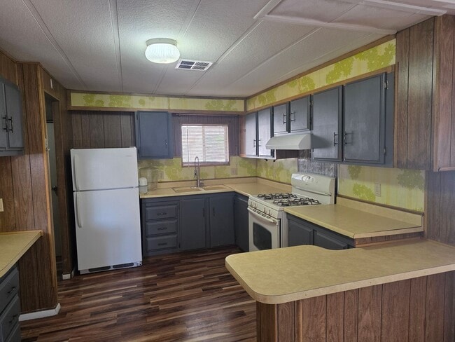 Building Photo - LAND, LAND AND MORE LAND! 2 bed/2 bath Manufactured home in Bullhead City on Huge double lot!