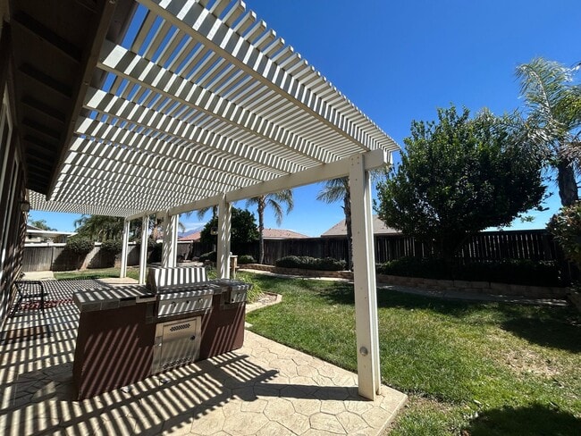 Building Photo - Beautiful Family Home