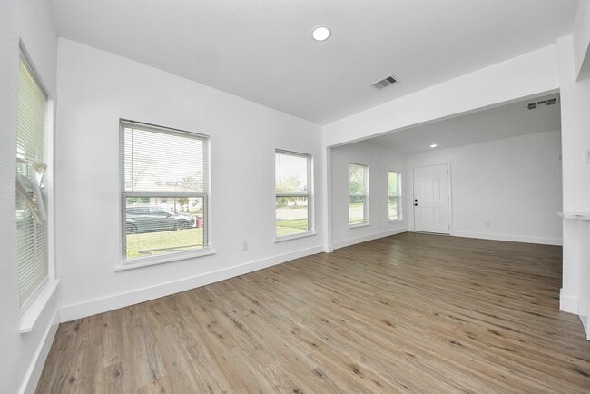 Building Photo - 1203 W 6th St