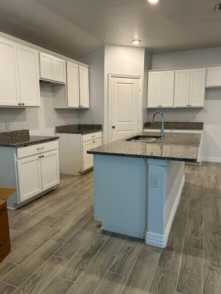 Building Photo - 752 Cascade Ln