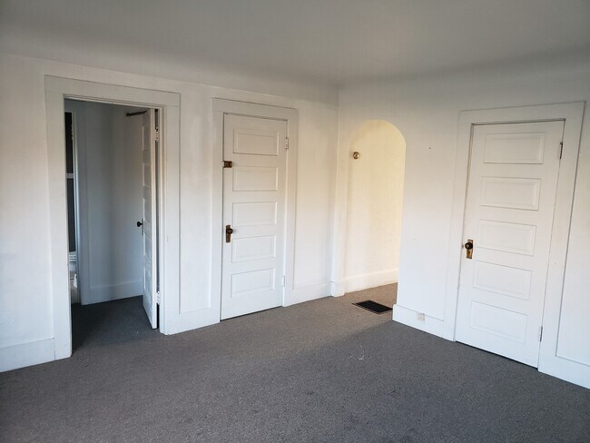 Building Photo - 215-B N Washington St