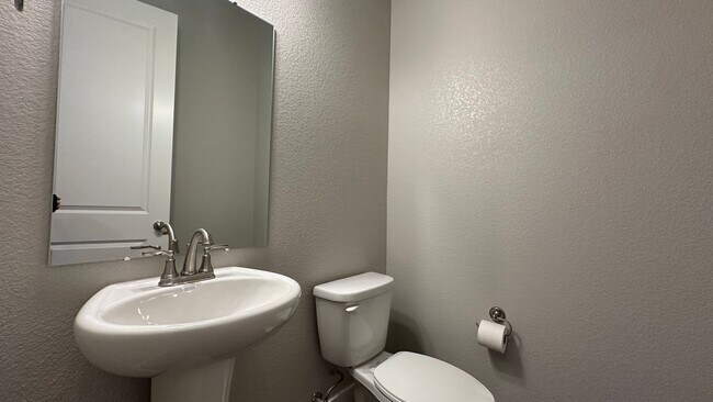 Building Photo - Great Townhouse in Windsor