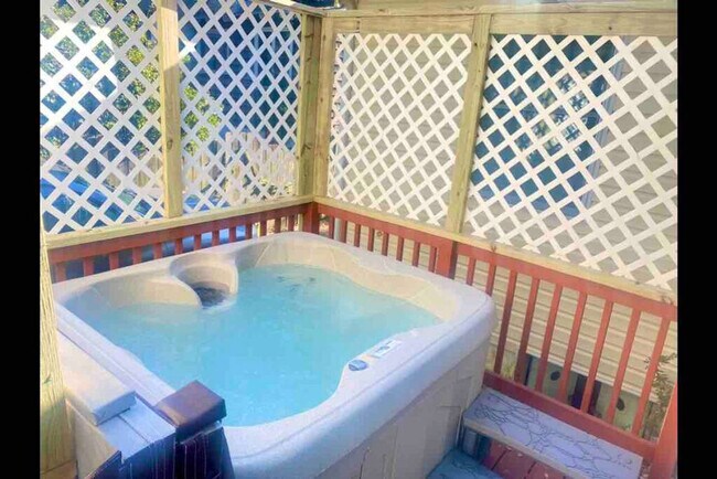 Building Photo - 912 Little Bay Ave