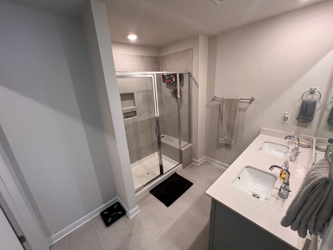 Building Photo - Room in Townhome on Memorial Pkwy