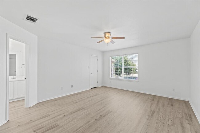 Building Photo - 722 Lavaca Loop