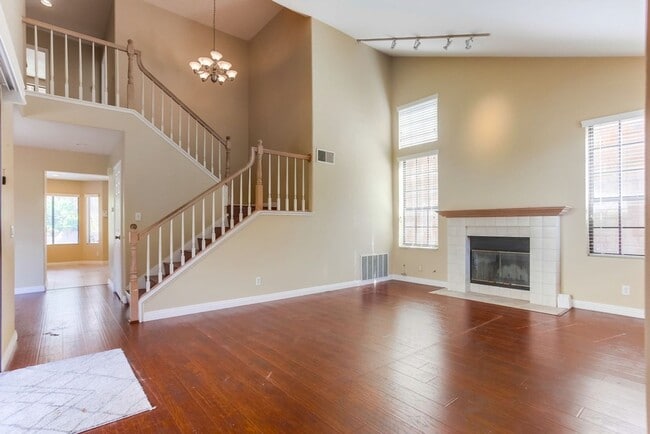 Building Photo - Charming Two Story 3 BR Home Available Mid June!