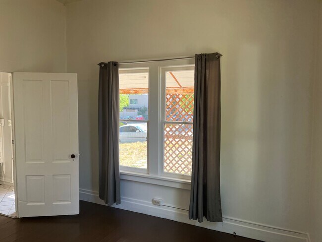 Building Photo - Early 1900's Charm In This Two Bedroom in Prescott