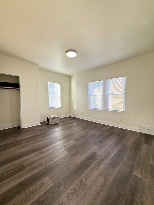 Building Photo - Updated 3BR 1.5 bath house with office/ of...