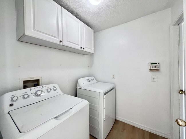 Building Photo - Beautifully Updated 3 bedroom 2 bath home ...