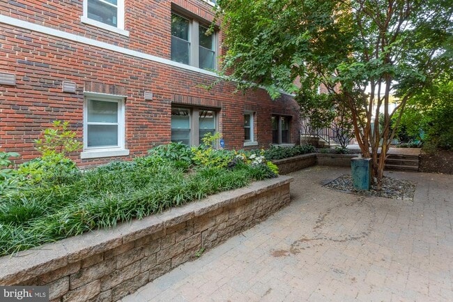 Building Photo - 2201 2nd St NW