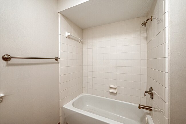 Building Photo - 18 Turtle Creek Manor