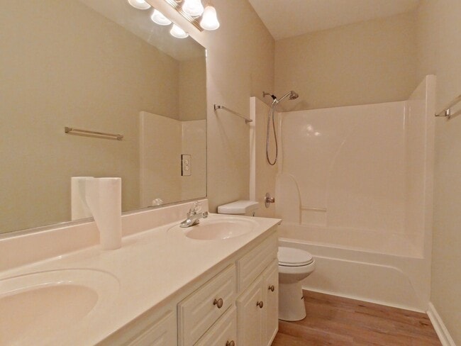 Building Photo - 4858 Somerset Dr