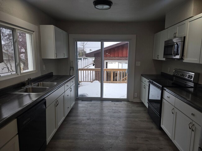 Building Photo - VIDEOTOUR: Gorgeous Victorian 4-bedroom home with Huge Garage! PETS WELCOME