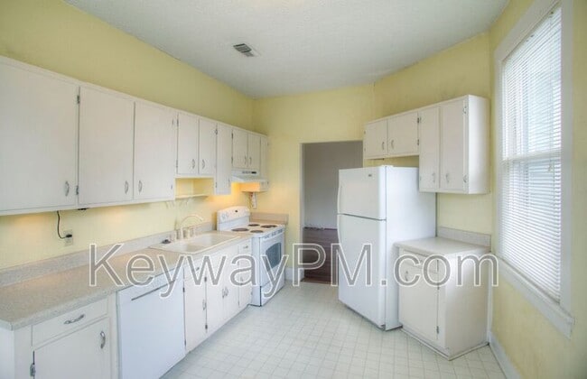 Building Photo - 250 Ellis St