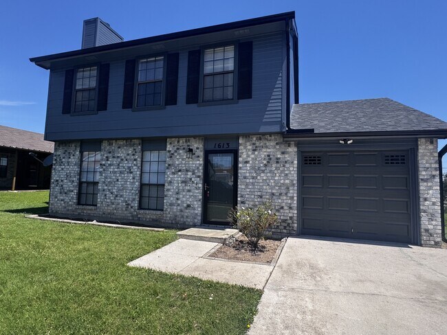Building Photo - 1613 Bobby Lee Dr