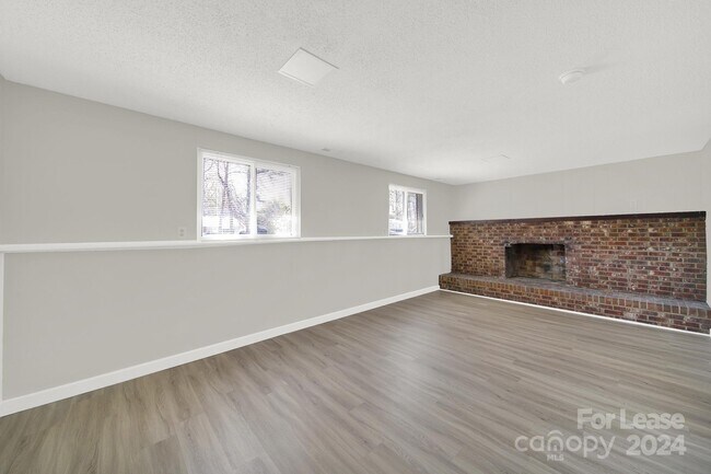 Building Photo - 6230 Holly Knoll Dr