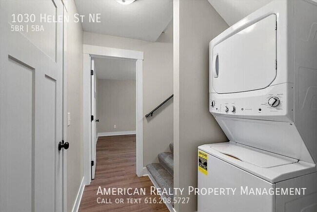 Building Photo - 1030 Helen St NE