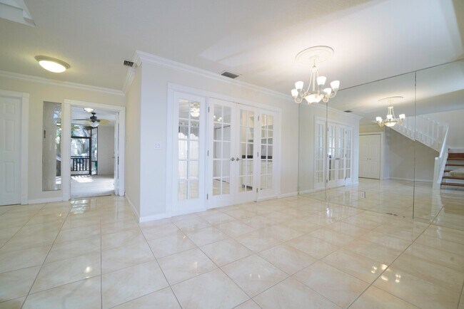 Building Photo - 6595 Parkview Dr