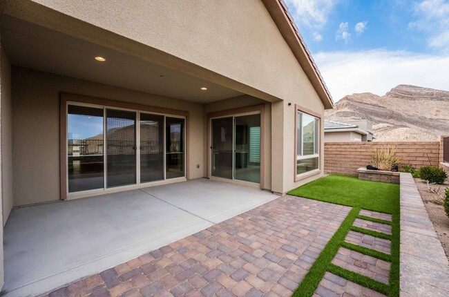 Building Photo - Stunning 3 Bedroom One Story home in Summe...