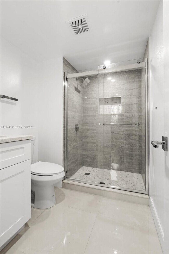 Building Photo - 811 S Hollybrook Dr