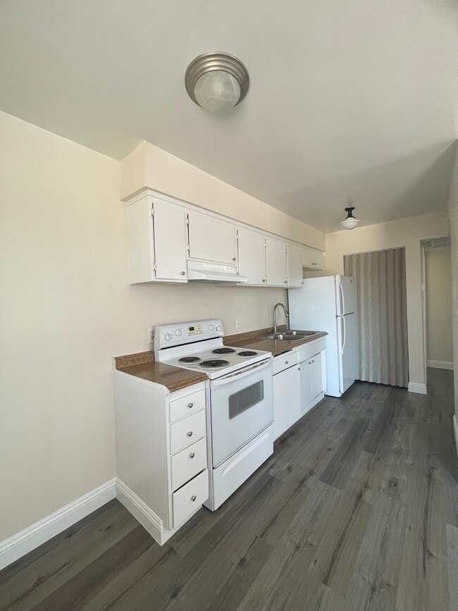 Building Photo - One bedroom, One bath. Downstairs unit. 89101