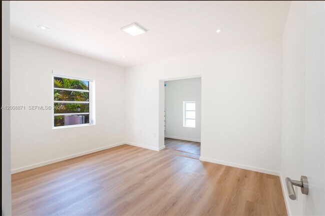 Building Photo - 3021 Coconut Grove Dr