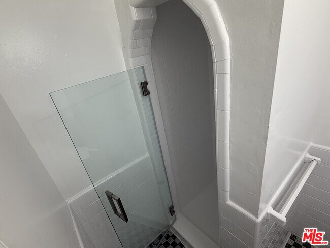 Building Photo - 821 S Wilton Pl