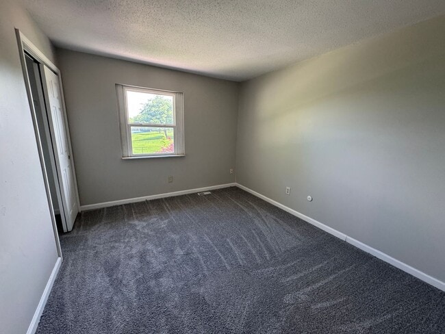 Building Photo - Far Eastside Large 3 Bedroom 1.5 Bath
