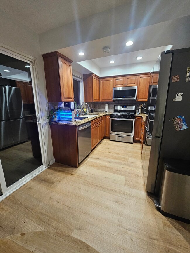 Building Photo - 400 S Flower St