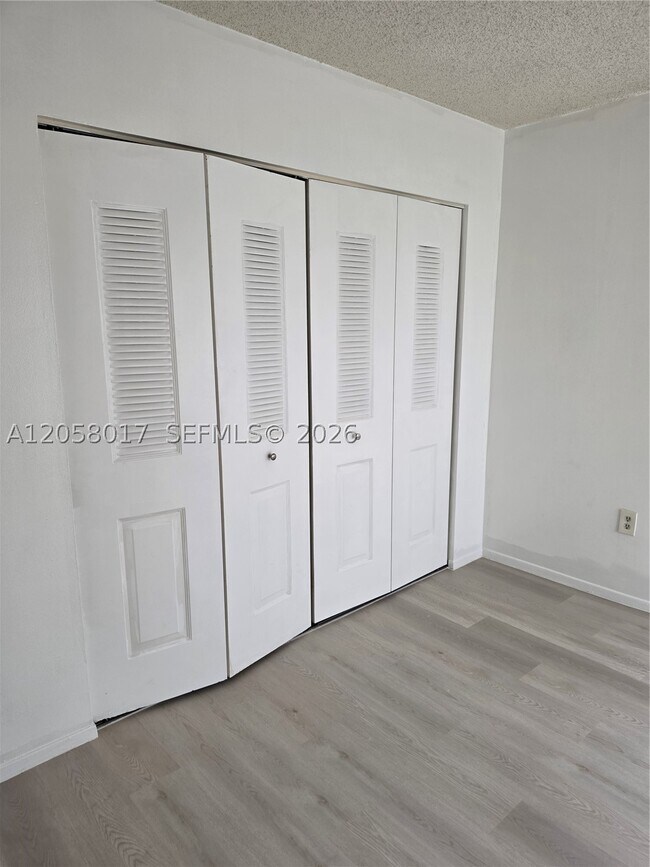 Building Photo - 4158 Inverrary Dr