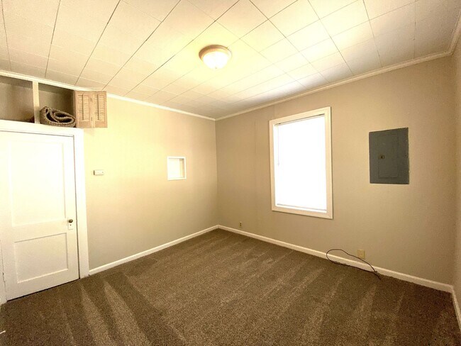 Building Photo - Kenwick Bungalow            20260620