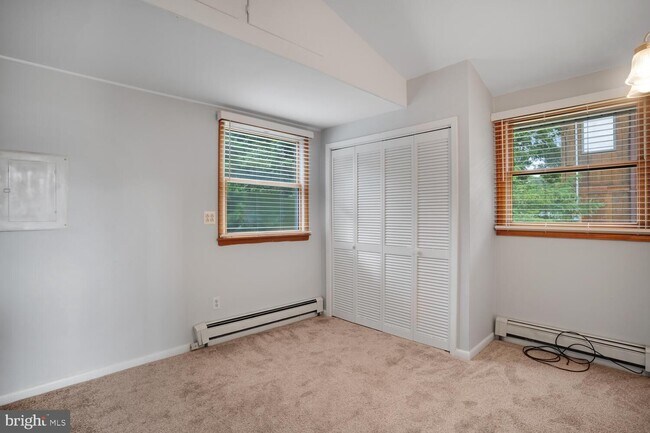Building Photo - 9 Admiral Dr