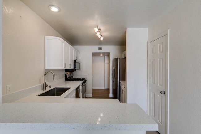 Building Photo - 3 Bedroom Townhouse with attached garage i...