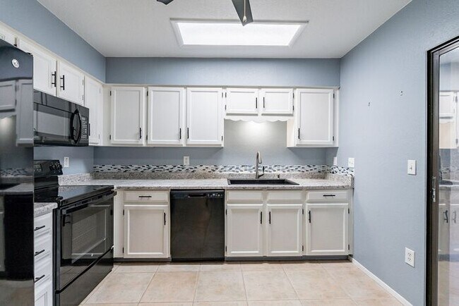 Building Photo - Charming Eastside Townhouse