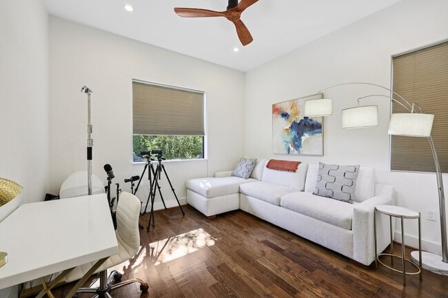 Building Photo - 8635 San Leandro Dr