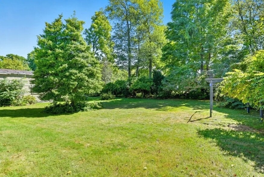 Building Photo - 62 Maple St