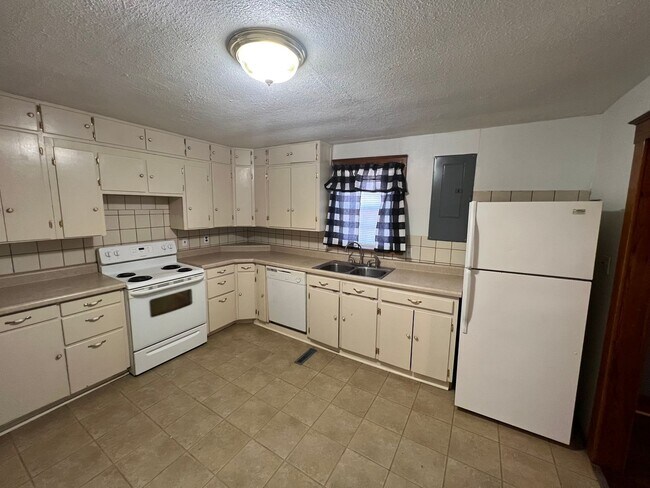 Building Photo - House in Dixon, MO!
