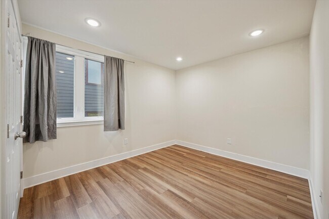 Building Photo - 1519 N Sydenham St