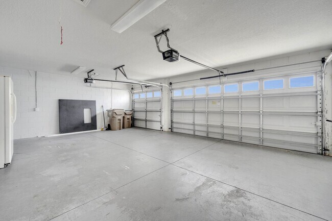 Building Photo - Stunning 4/3 with Fence Enclosed Yard in t...