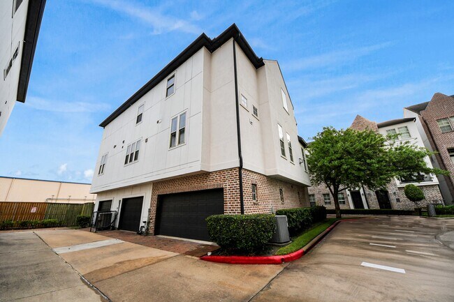 Building Photo - 2061 Fannin Station N