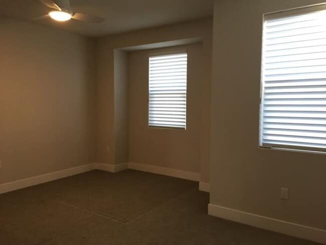 Building Photo - Heirloom Townhome