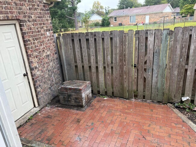 Building Photo - 423 Kirkcaldy Ct