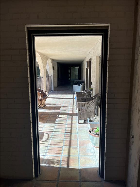 Building Photo - 505 W 7th St