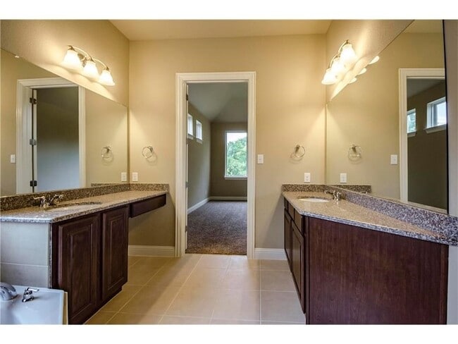 Building Photo - 10671 Villanova Dr