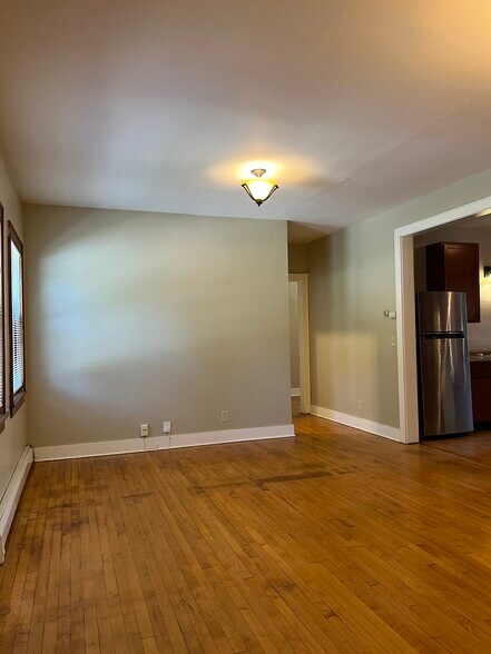 Building Photo - 1211 E Saveland Ave