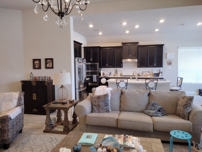 Building Photo - Beautiful 4 bedroom with a pool!!!